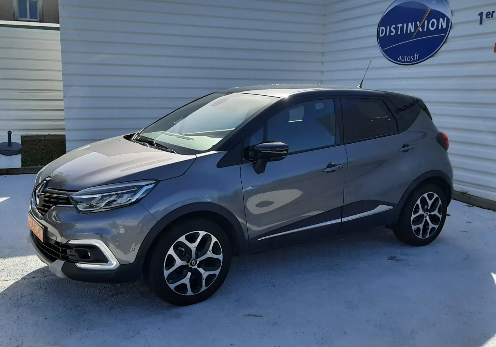 Renault Captur gris cassiope avec toit noir, vue 3/4 avant droit, jantes alliage et vitres teintées.