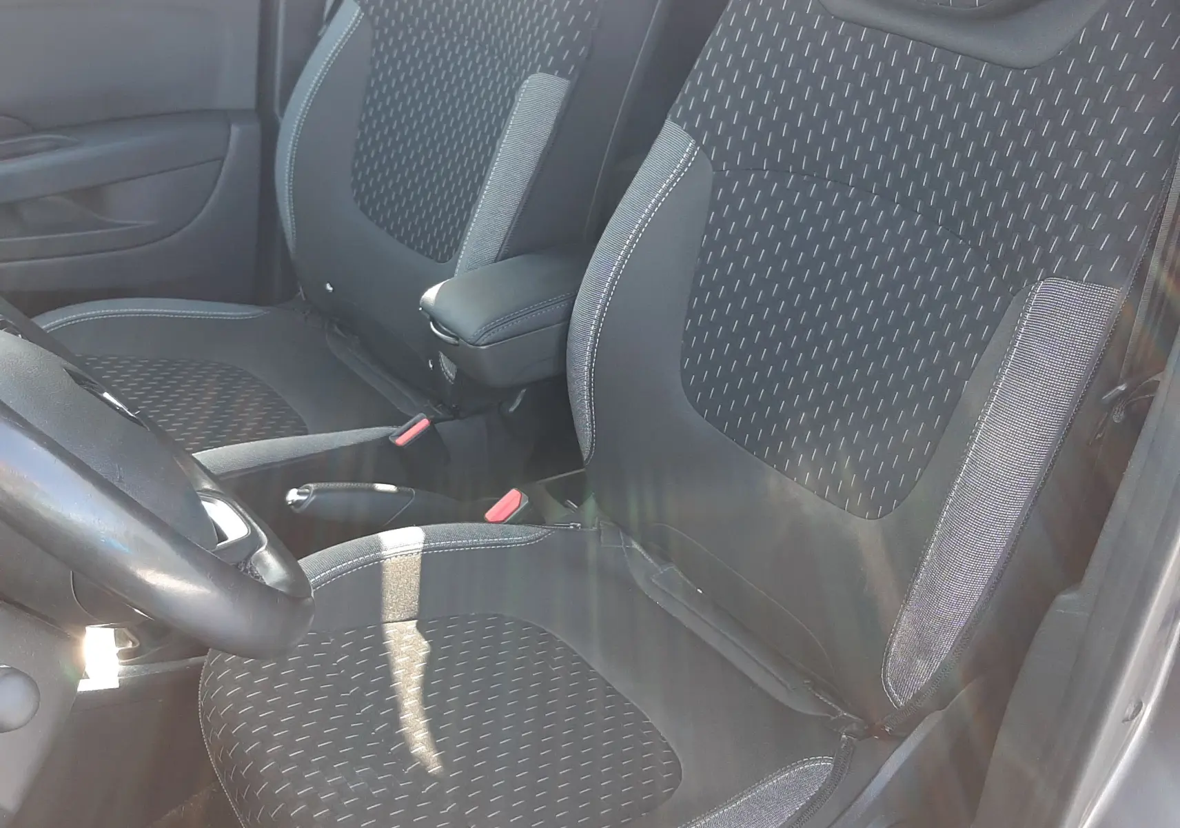 Vue rapprochée des sièges avant noirs à motifs du Renault Captur gris cassiope avec toit noir, version 2018.