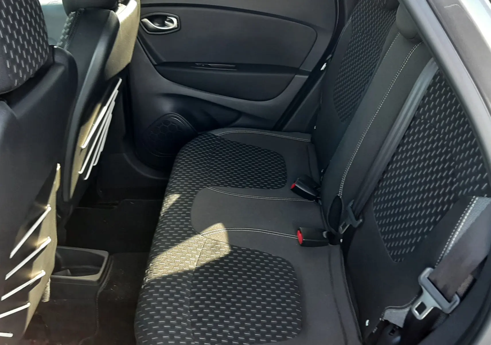 Vue intérieure côté droit des sièges arrière noirs à motifs gris du Renault Captur 2018, version Intens.