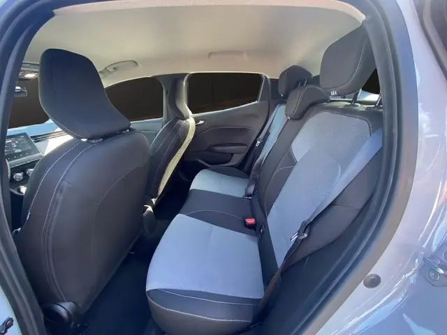 Vue intérieure côté droit sur la banquette arrière bicolore gris clair et noir de la Renault Clio V gris Rafale 2025.