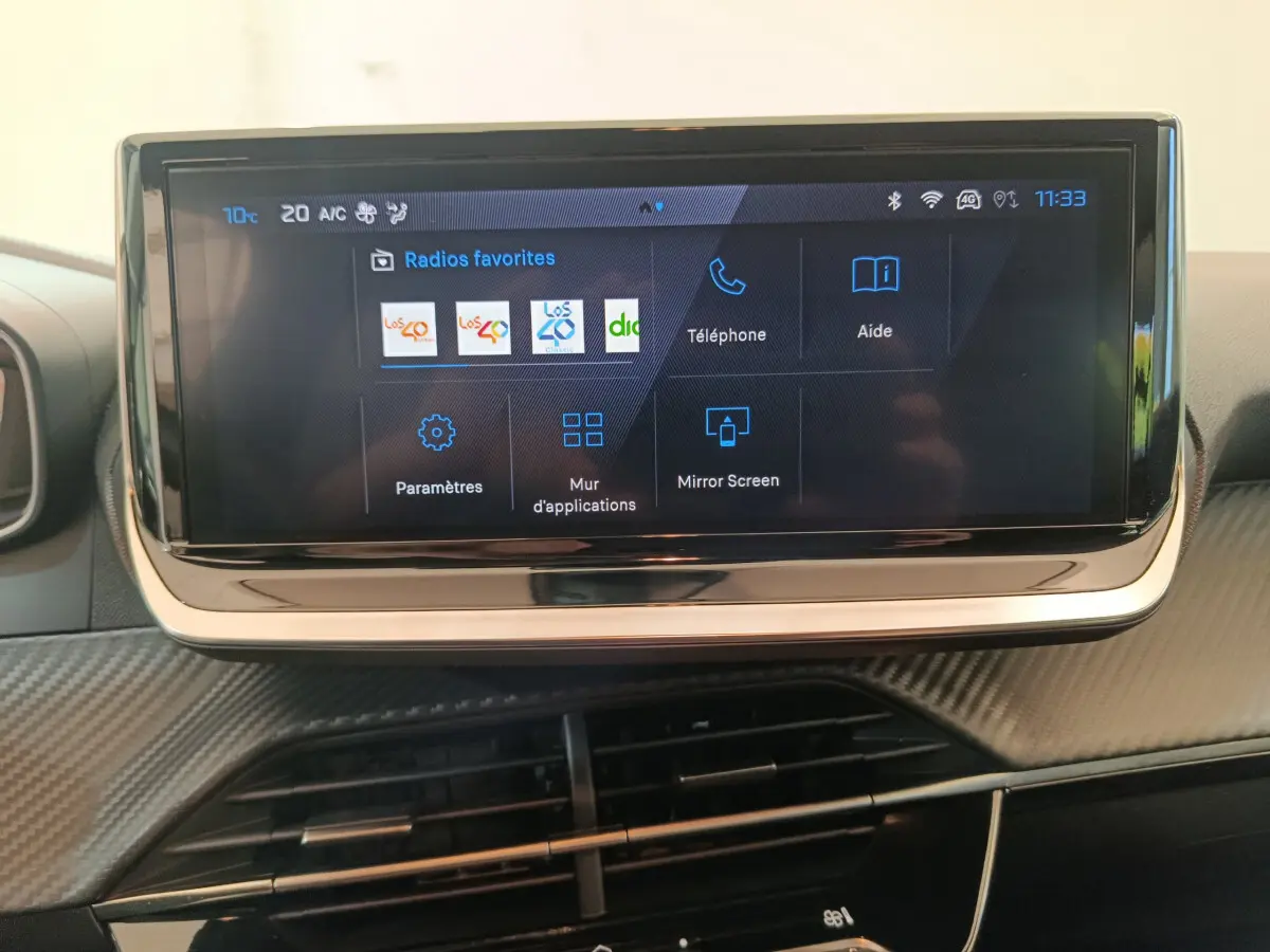 Écran tactile central 10 pouces affichant les options multimédias dans l'habitacle d'une Peugeot 208 gris foncé.