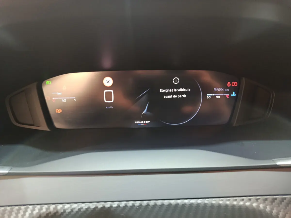 Combiné d'instruments numérique de la Peugeot 208 PureTech 100 S&S Allure affichant 9684 km et message d'extinction du véhicule.