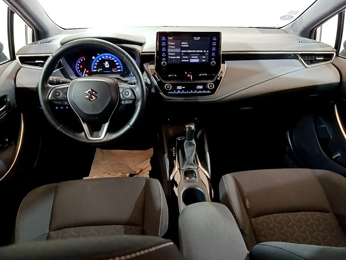 Vue intérieure avant du Suzuki Swace 1.8 Hybrid Privilege 2021, tableau de bord moderne avec écran tactile central et volant multifonctions cuir.