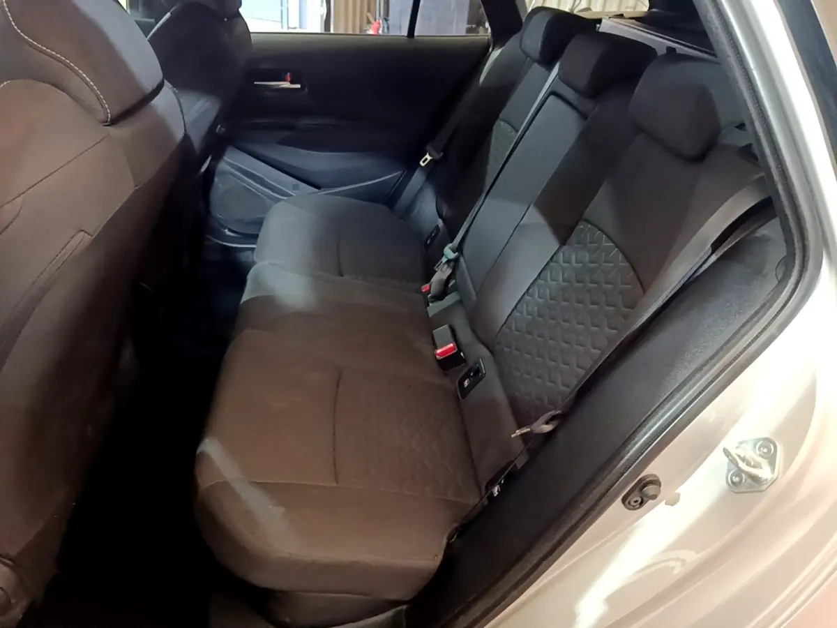 Vue intérieure côté droit montrant la banquette arrière noire du Suzuki Swace gris clair 2021.