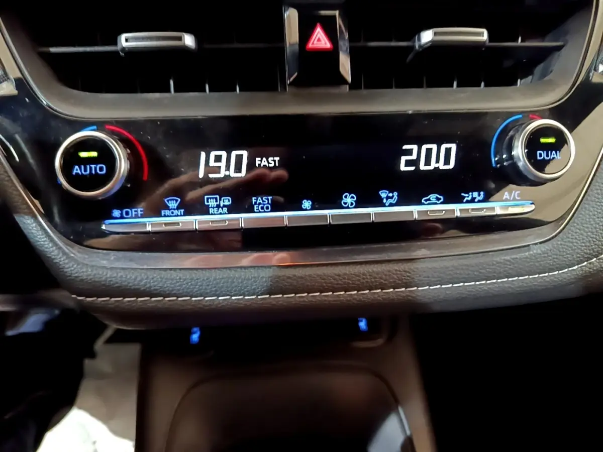 Gros plan sur la console centrale de la Suzuki Swace 1.8 Hybrid Privilege 2021, affichage digital de la climatisation bi-zone.