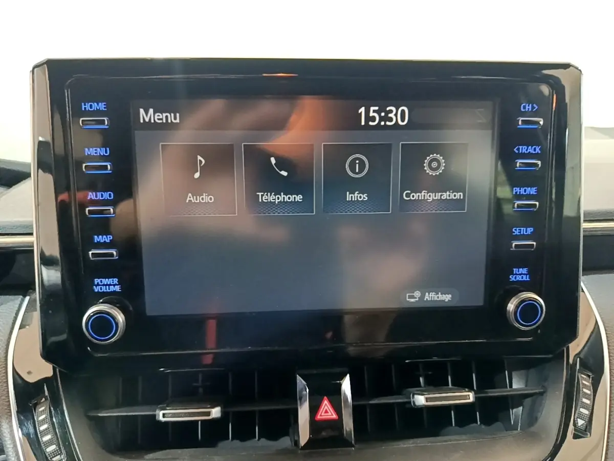 Écran tactile central du tableau de bord du Suzuki Swace gris clair, avec commandes audio et téléphone visibles.