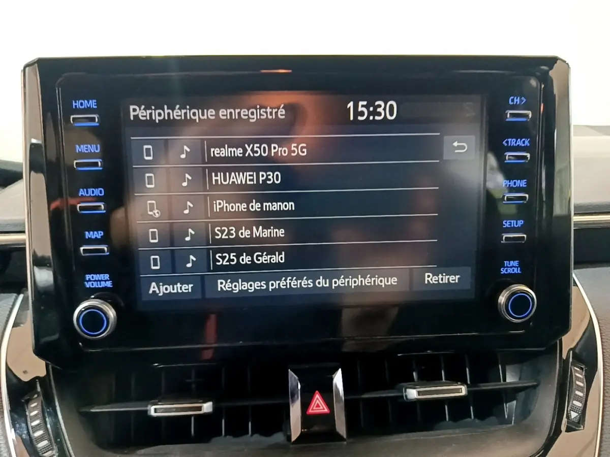 Écran tactile central du tableau de bord du Suzuki Swace gris clair, affichant les périphériques Bluetooth connectés.