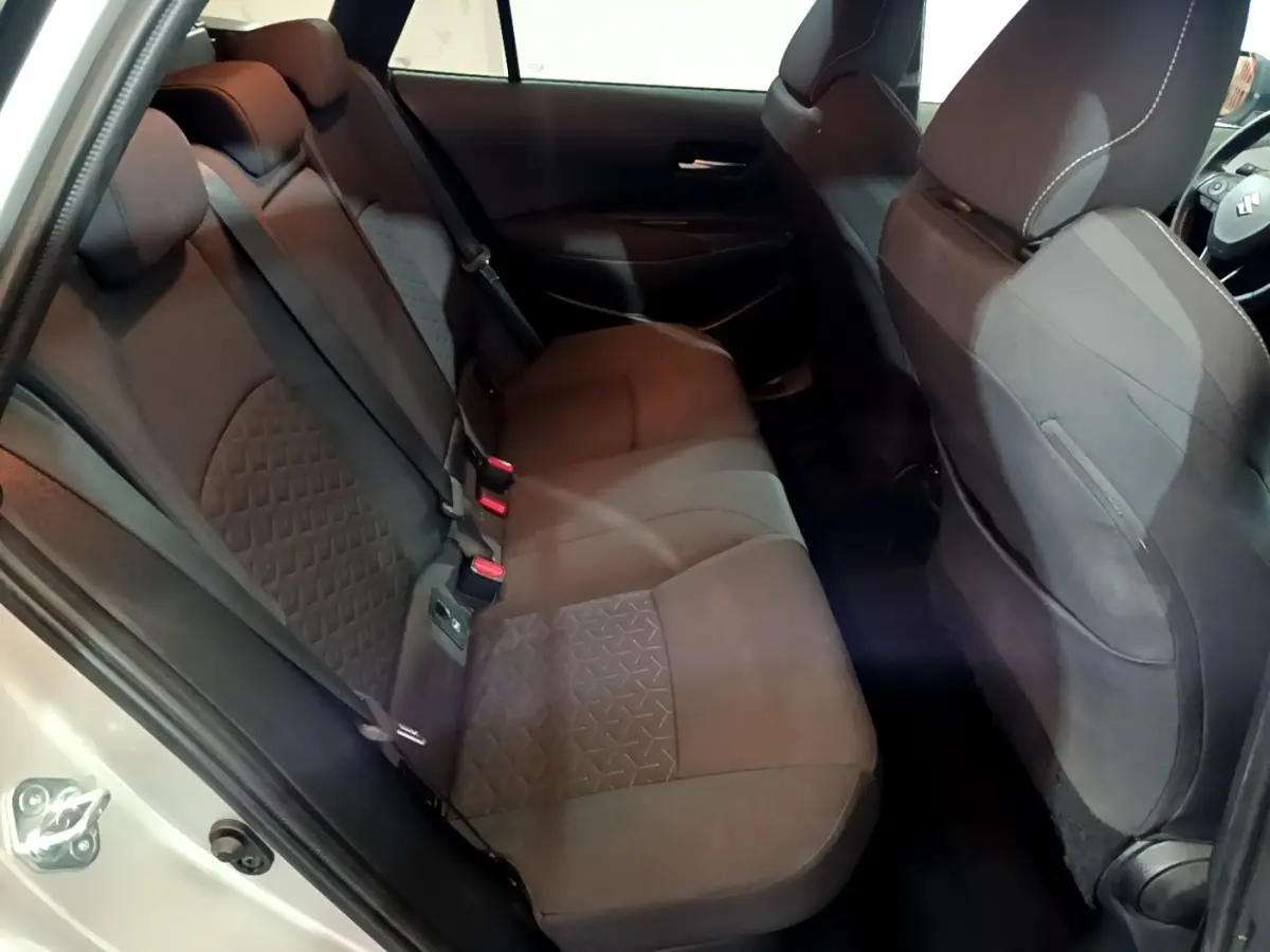 Vue intérieure côté gauche montrant la banquette arrière noire de la Suzuki Swace 1.8 Hybrid Privilege 2021.