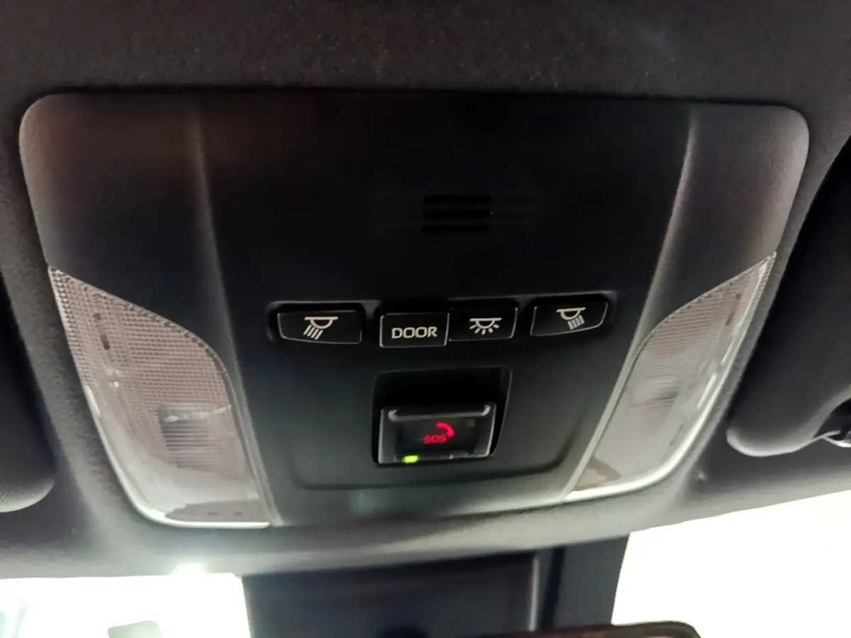 Plafonnier intérieur avec boutons d’éclairage et alerte SOS dans une Suzuki Swace gris clair, vue de dessous.