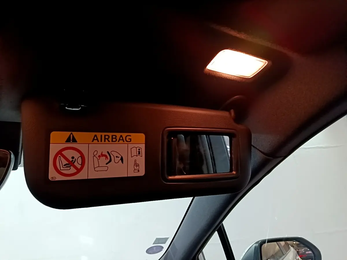 Pare-soleil côté conducteur avec miroir intégré et éclairage intérieur allumé dans Suzuki Swace gris clair 2021.