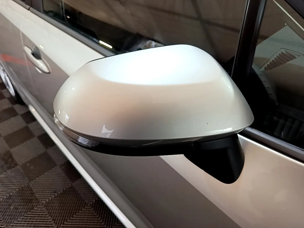 Rétroviseur côté gauche gris clair de la Suzuki Swace 1.8 Hybrid Privilege 2021 avec clignotant intégré.