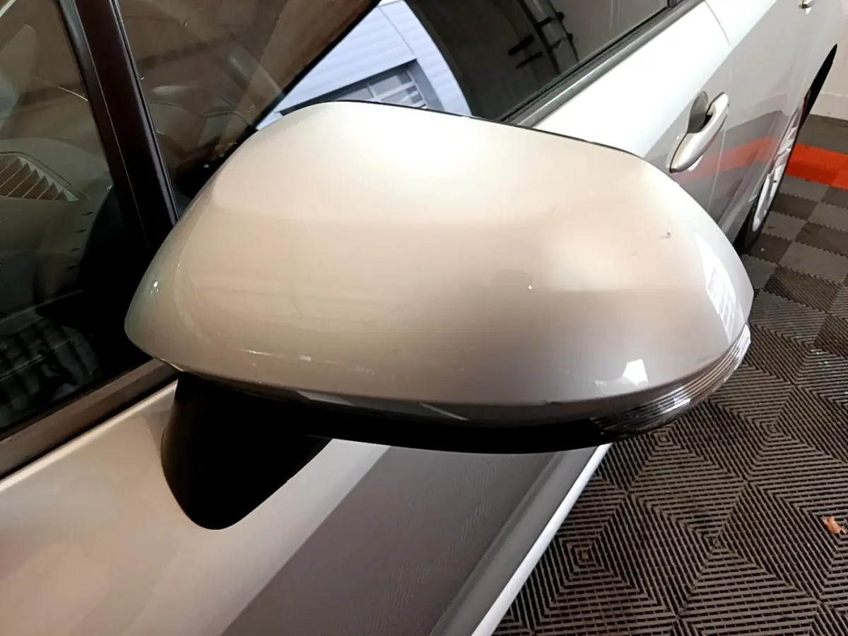 Rétroviseur côté gauche gris clair de la Suzuki Swace 1.8 Hybrid Privilege, avec clignotant intégré, vue rapprochée.