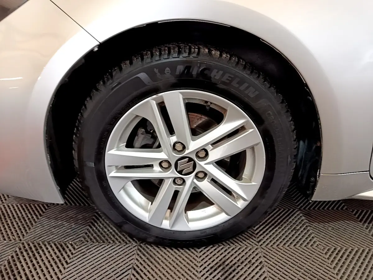 Gros plan sur la roue avant droite gris clair d'une Suzuki Swace 1.8 Hybrid Privilege avec jante alliage.