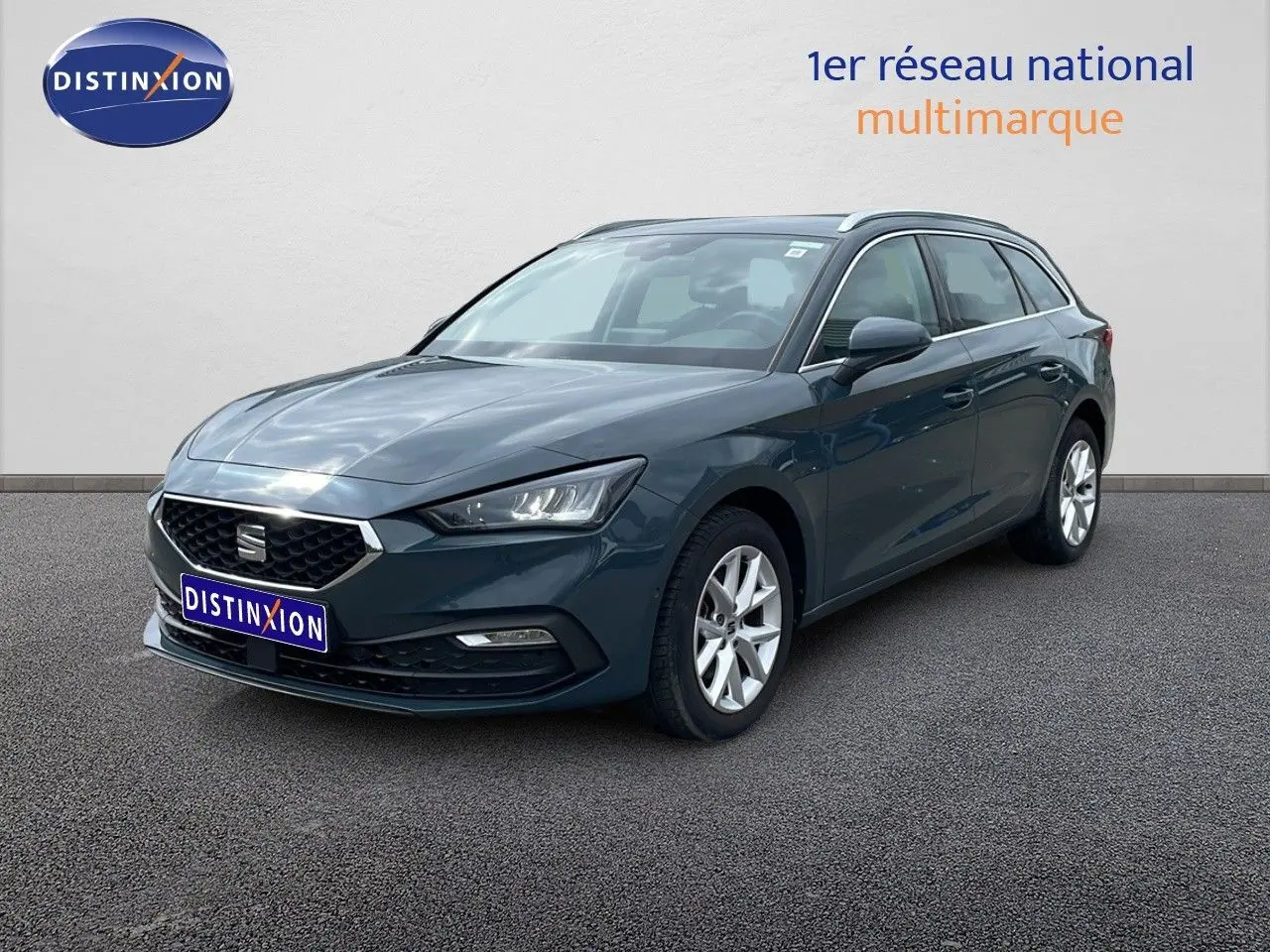 SEAT LEON ST bleu Fjord vue 3/4 avant droit, mettant en valeur ses lignes dynamiques et ses jantes argentées.