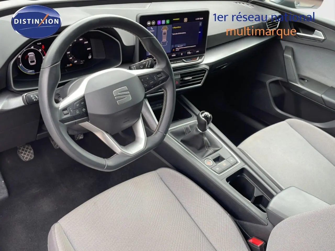 Vue intérieure côté conducteur du SEAT LEON ST 2.0 TDI 115CH STYLE XL 2025, volant cuir, tableau de bord digital et levier manuel.