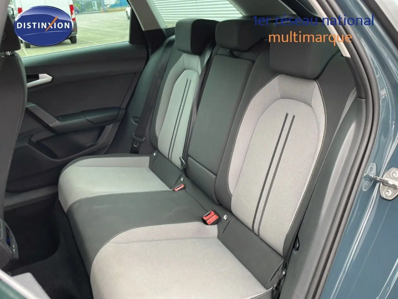 Vue intérieure côté droit des sièges arrière gris clair et foncé d’une SEAT LEON ST bleu Fjord 2025.