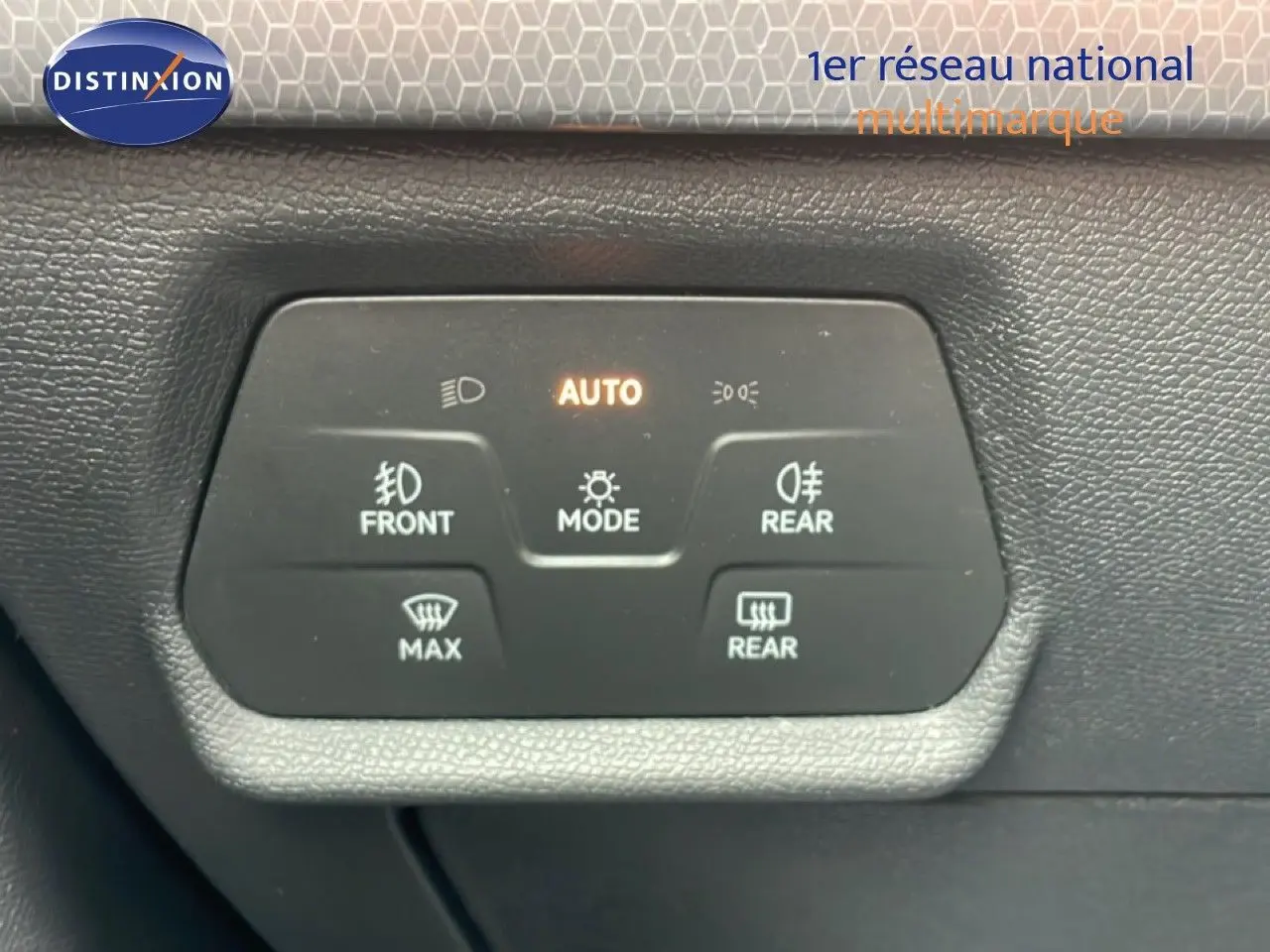 Panneau de commandes d’éclairage avec mode automatique allumé sur SEAT LEON ST 2.0 TDI 115CH STYLE XL 2025.