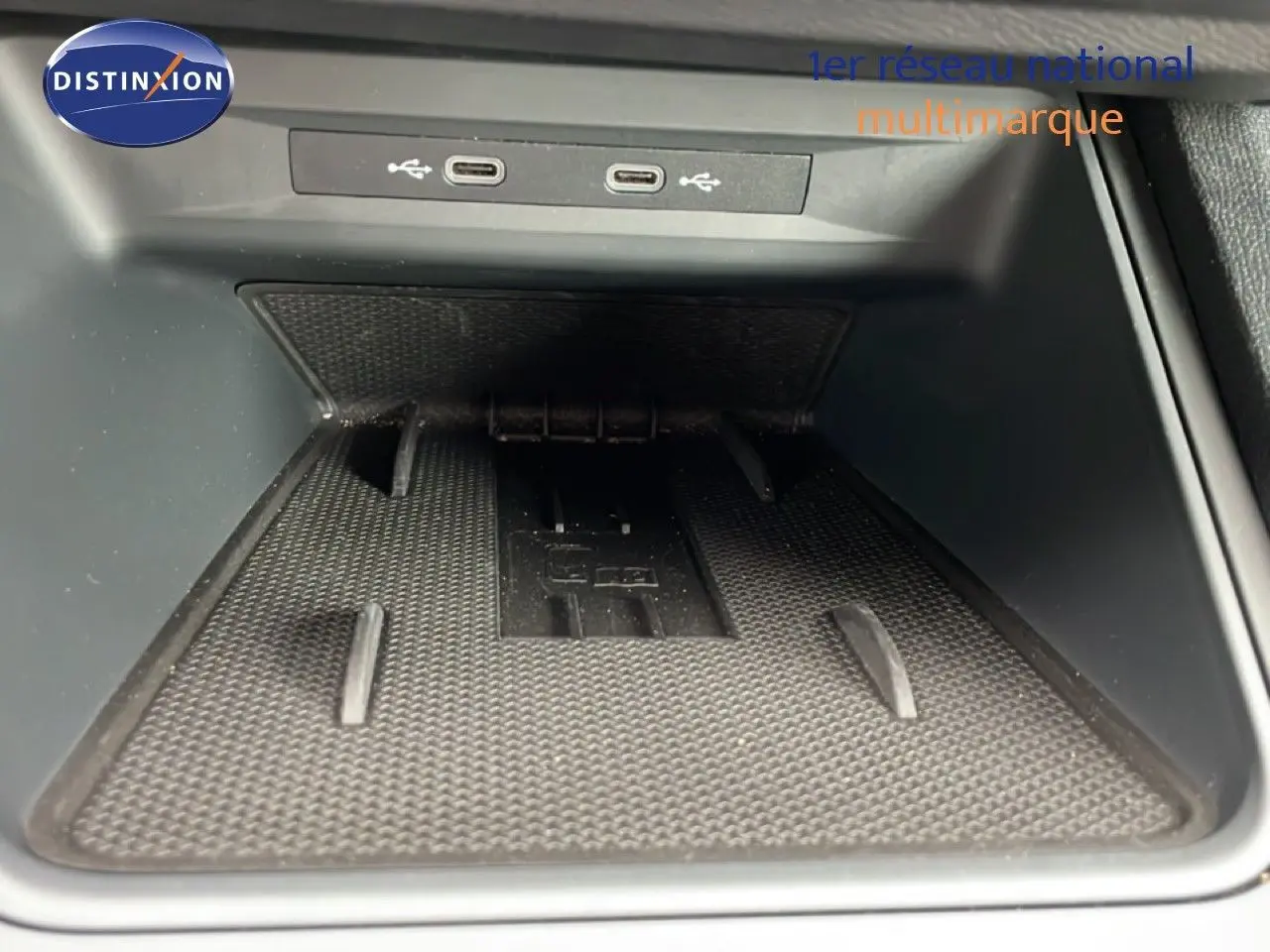 Gros plan sur la zone de recharge et ports USB-C du SEAT LEON ST 2.0 TDI 115CH STYLE XL, intérieur noir.