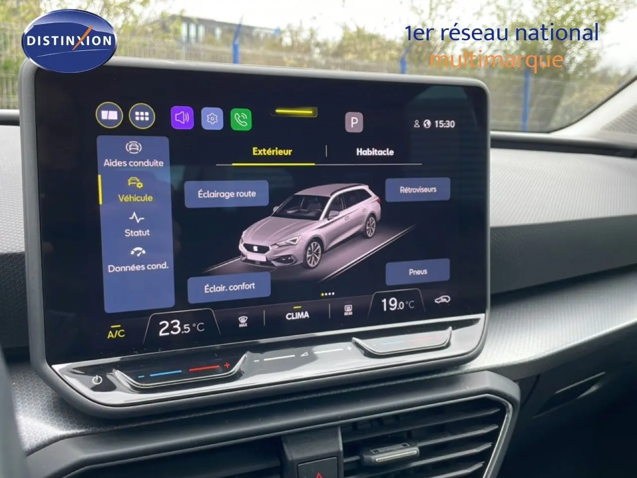 Écran central tactile affichant les réglages du véhicule SEAT Leon ST 2025, intérieur gris noir moderne.