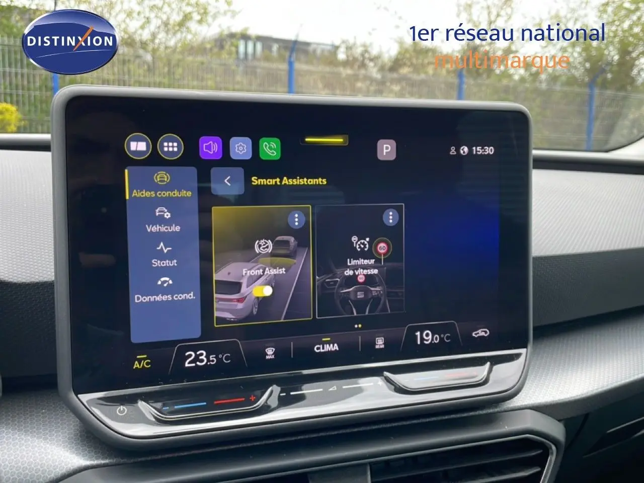 Écran tactile central du tableau de bord du SEAT LEON ST 2025 affichant les assistants de conduite et la climatisation.