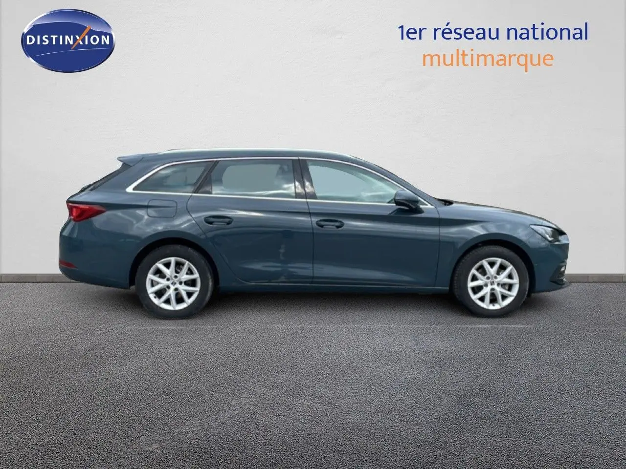 Profil latéral droit d'une SEAT LEON ST 2.0 TDI 115CH STYLE XL en bleu Fjord, avec jantes alliage et lignes épurées.