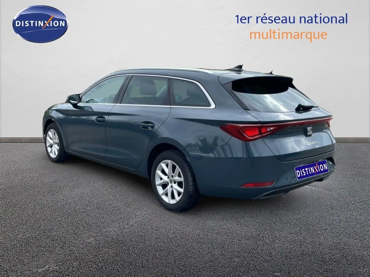 SEAT Leon ST bleu Fjord en 3/4 arrière droit, break diesel 2025 avec feux arrière LED et jantes alliage.