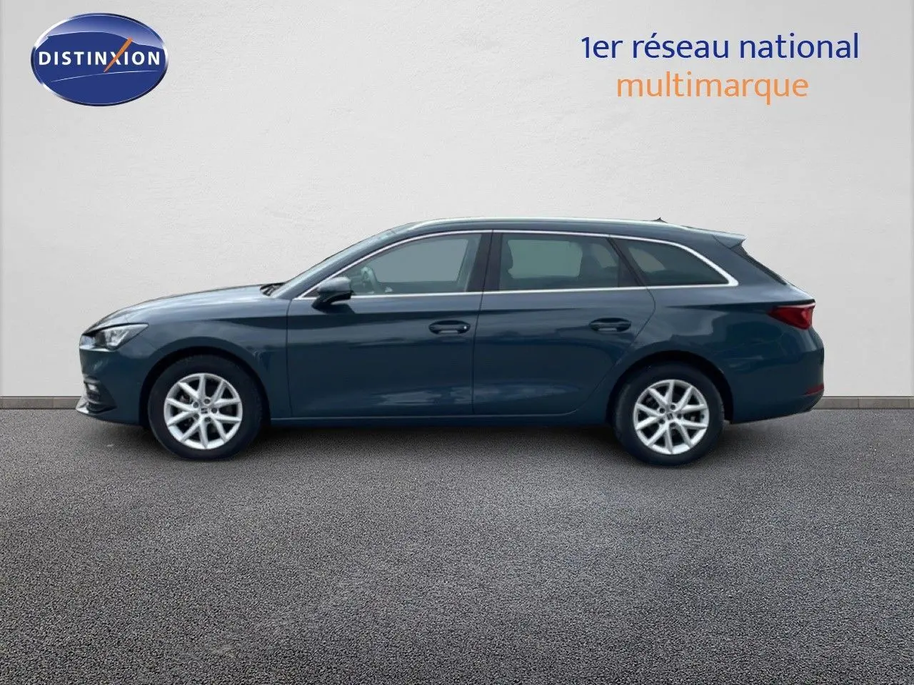 Profil latéral droit d'une SEAT LEON ST bleu fjord 2025, break compact avec jantes alliage et lignes épurées.