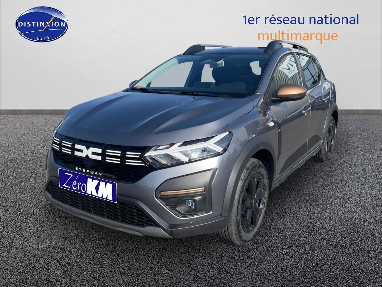 Dacia Sandero 1.0 eco-g 100 Stepway Extreme gris schiste en 3/4 avant droit avec jantes noires et rétroviseurs cuivrés.