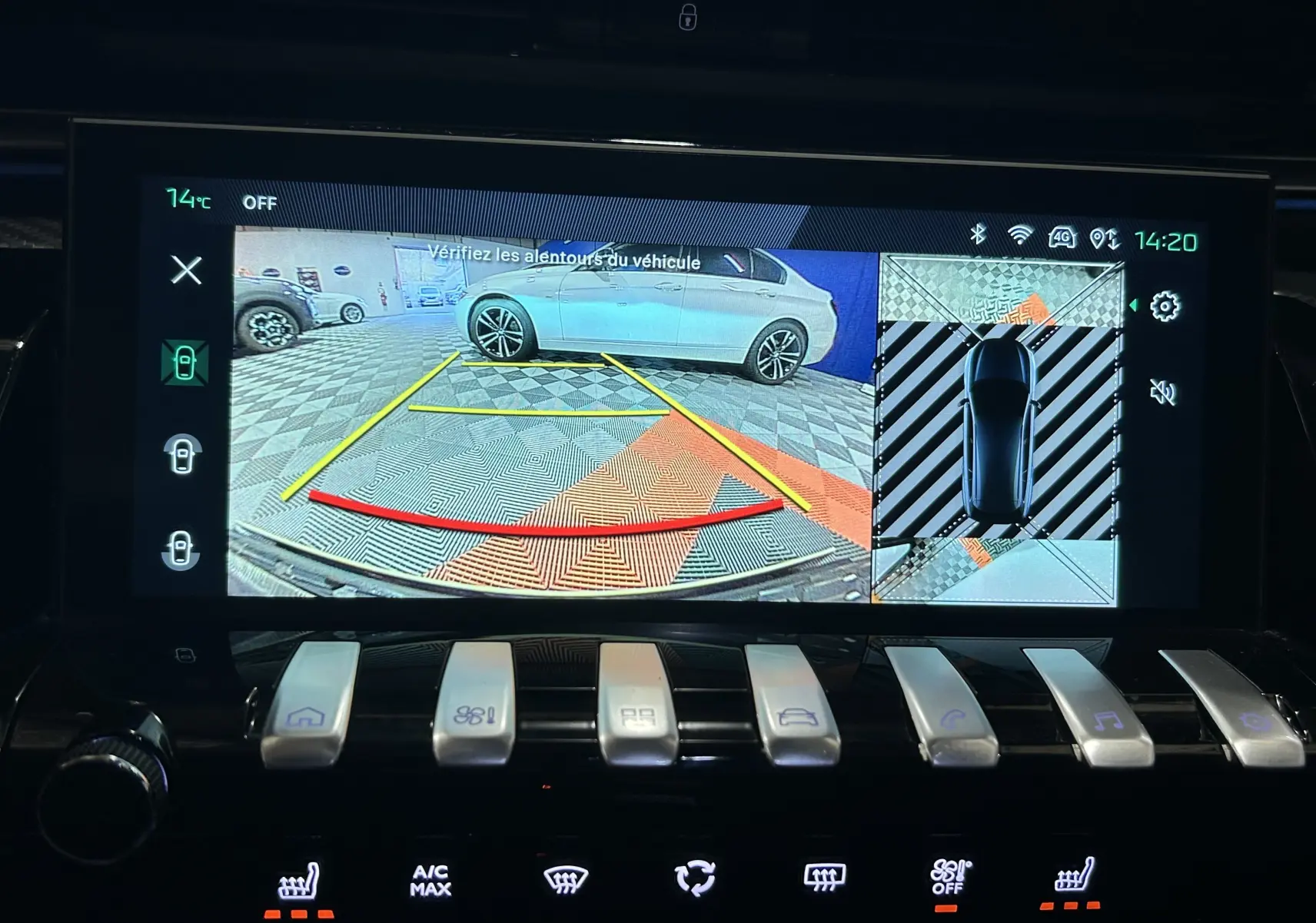 Affichage de la caméra 360° du Peugeot 508 SW gris Selenium, vue arrière avec guidage de recul et image top-down du véhicule.