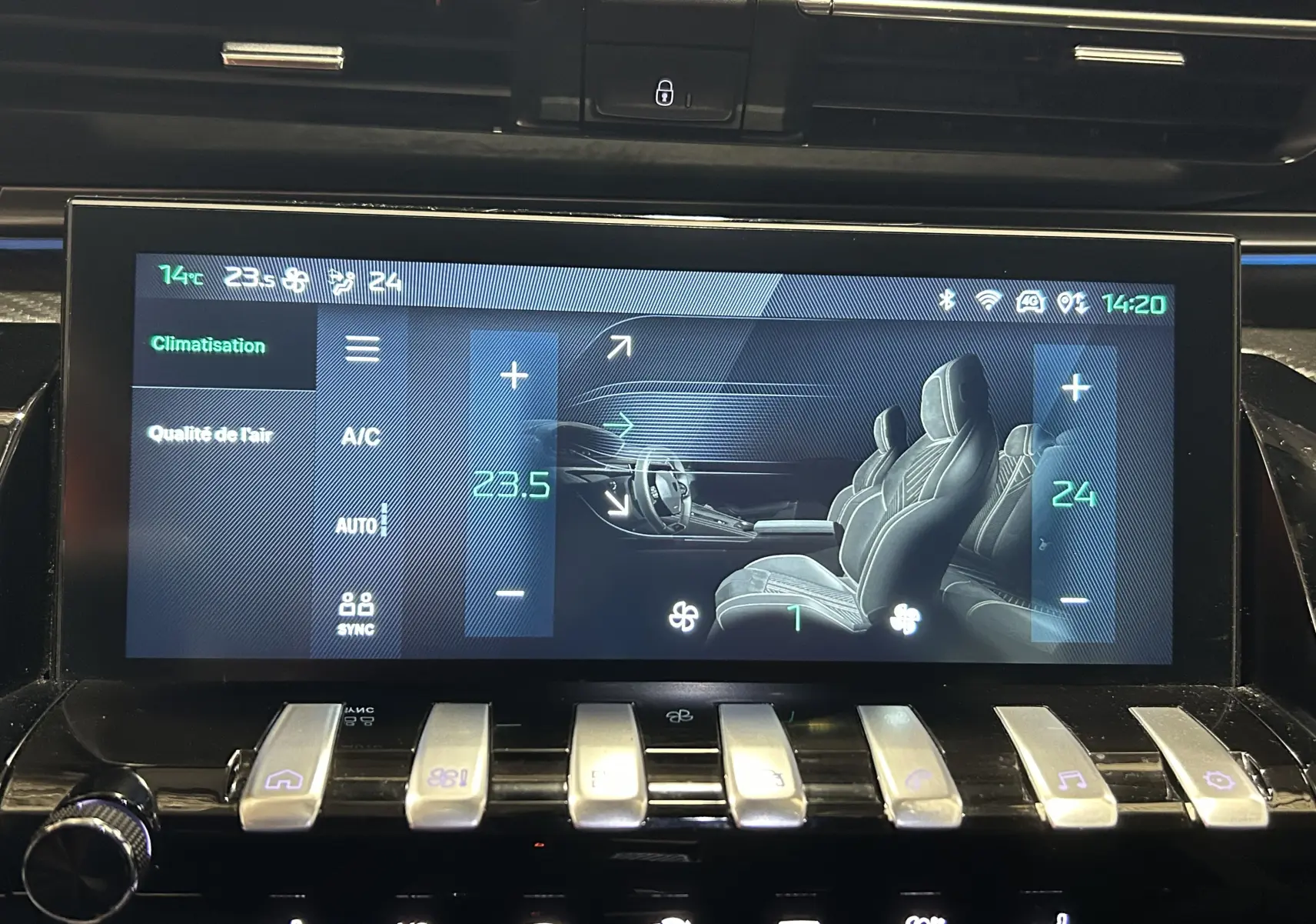 Écran tactile intérieur du Peugeot 508 SW 2024 montrant le réglage de la climatisation et la ventilation des sièges.