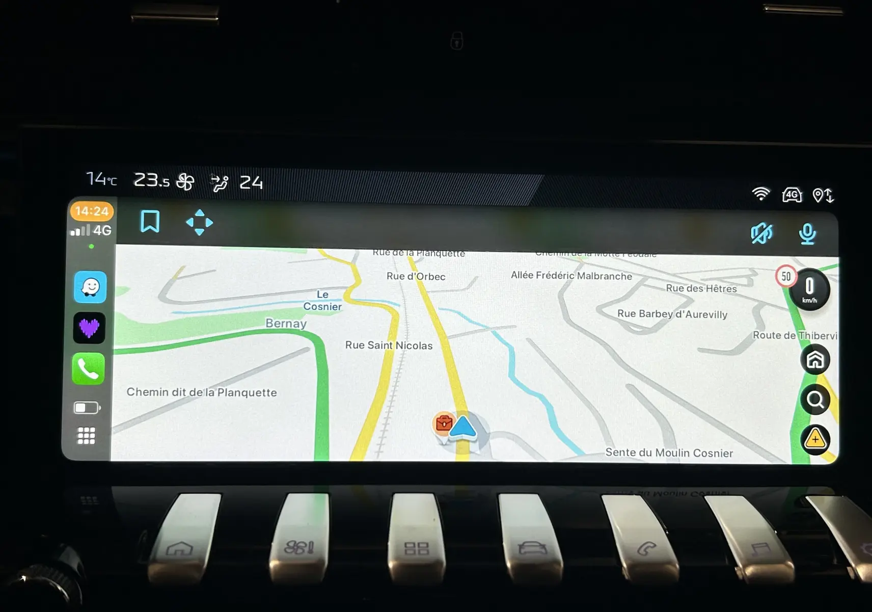 Écran tactile central du Peugeot 508 SW 2024 affichant la navigation GPS avec commandes tactiles en bas.