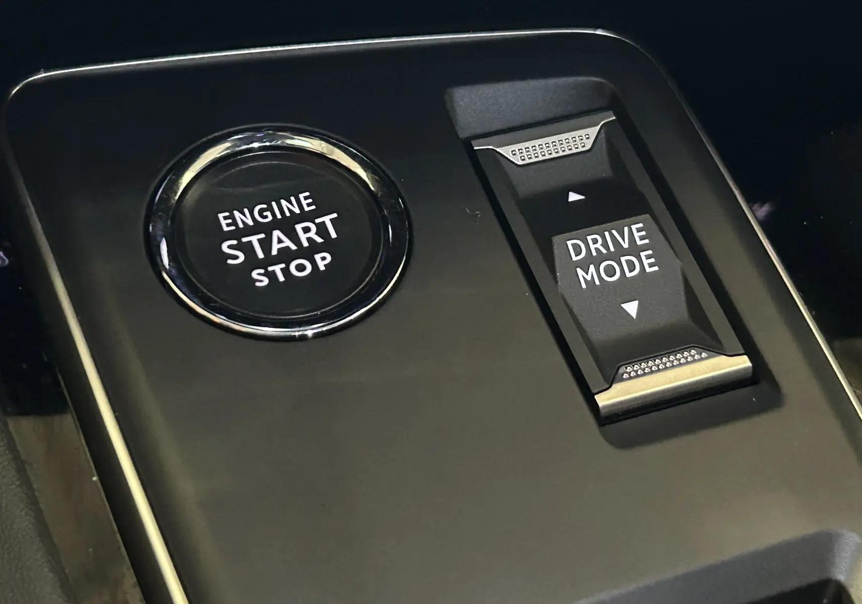 Boutons de démarrage et sélection du mode de conduite sur la console centrale du Peugeot 508 SW Gris Selenium 2024.