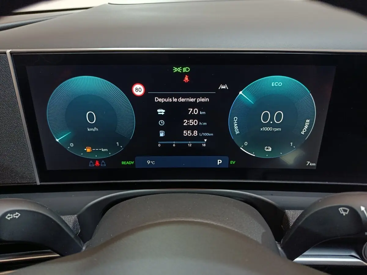 Vue rapprochée du combiné d'instruments numérique du Hyundai Tucson gris clair 1.6 Hybrid 2025 affichant la vitesse et l'autonomie.