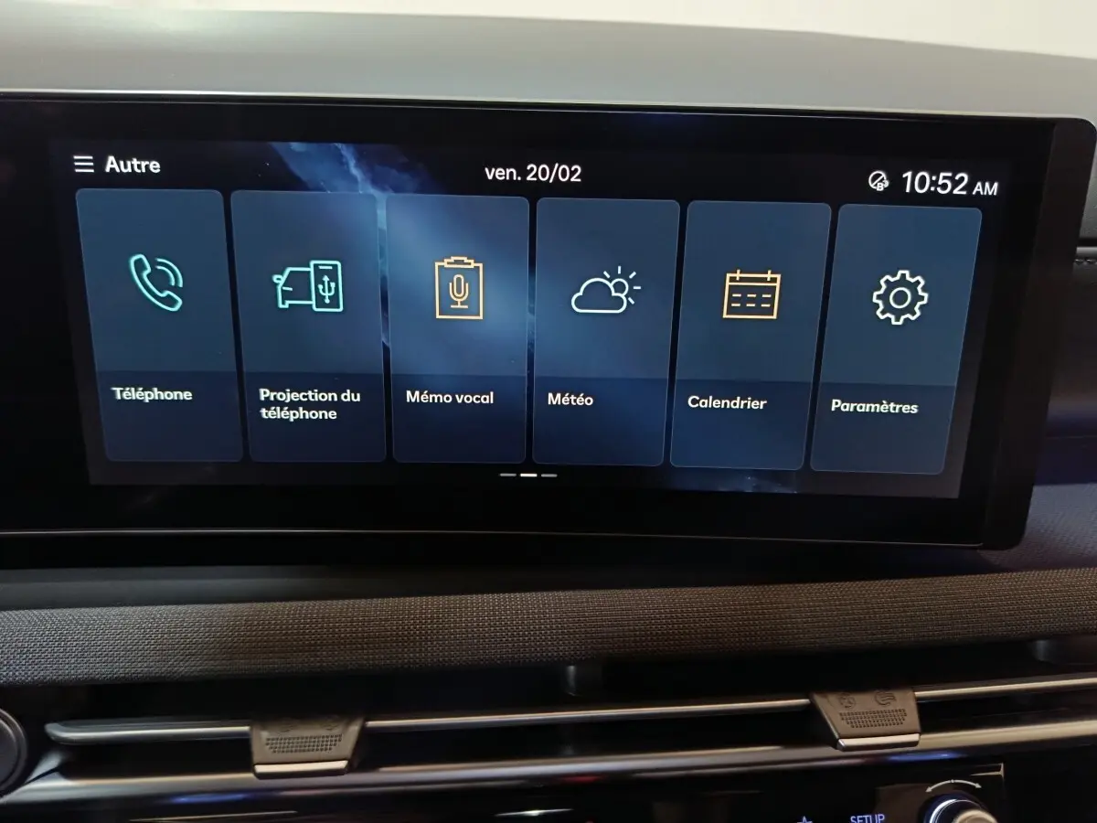 Écran tactile central du tableau de bord du Hyundai Tucson 2025 affichant les menus Téléphone, Mémo vocal et Météo.
