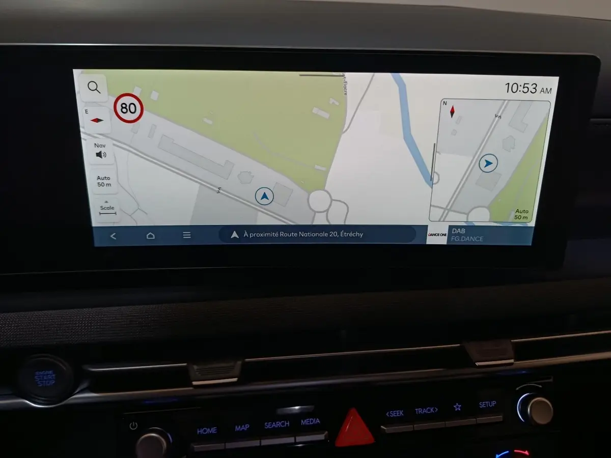 Écran tactile central du Hyundai Tucson 2025 affichant la navigation avec carte et indications de vitesse.