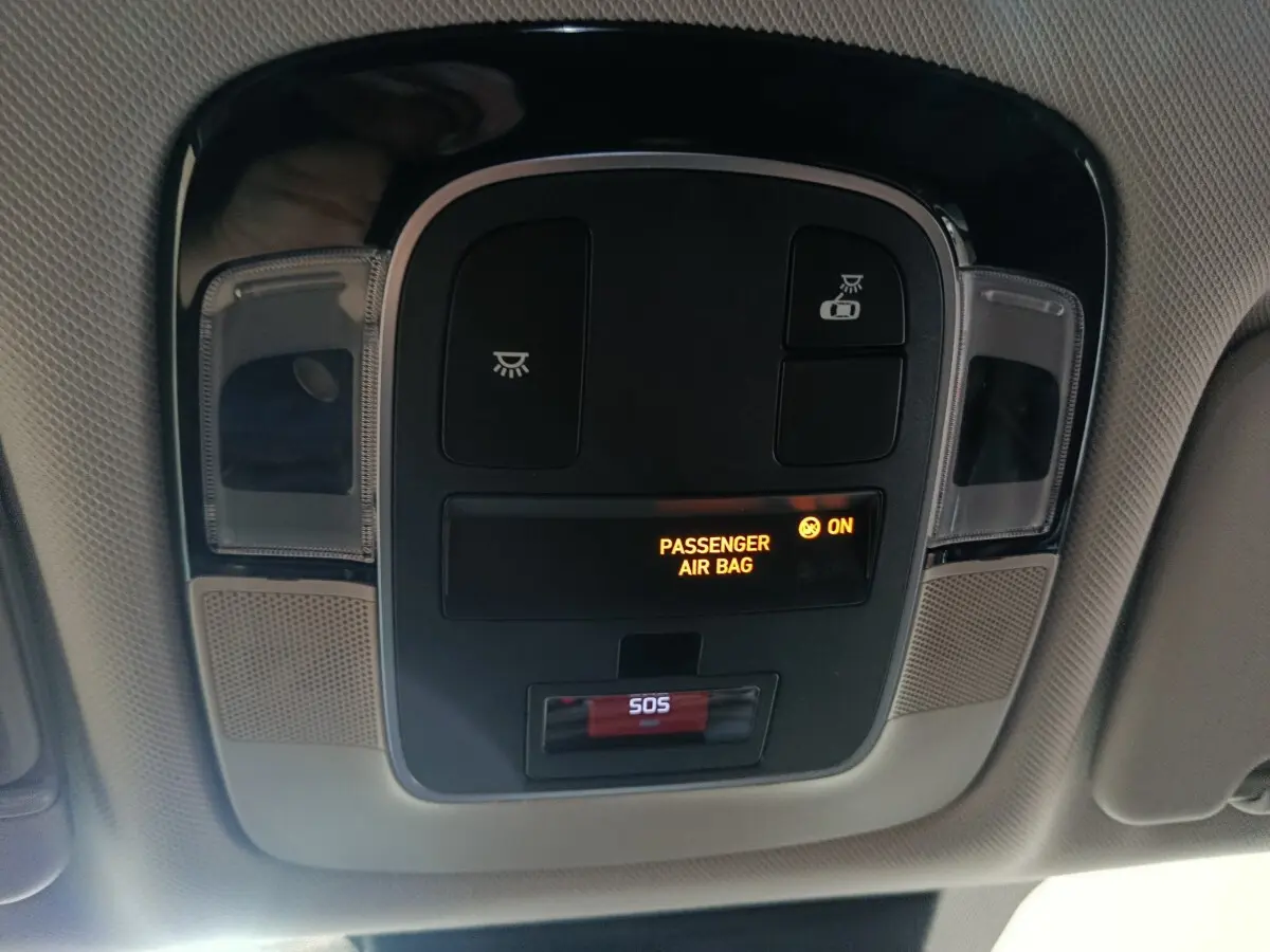 Vue intérieure du plafonnier gris clair du Hyundai Tucson 2025 avec indicateur airbag passager et bouton SOS.