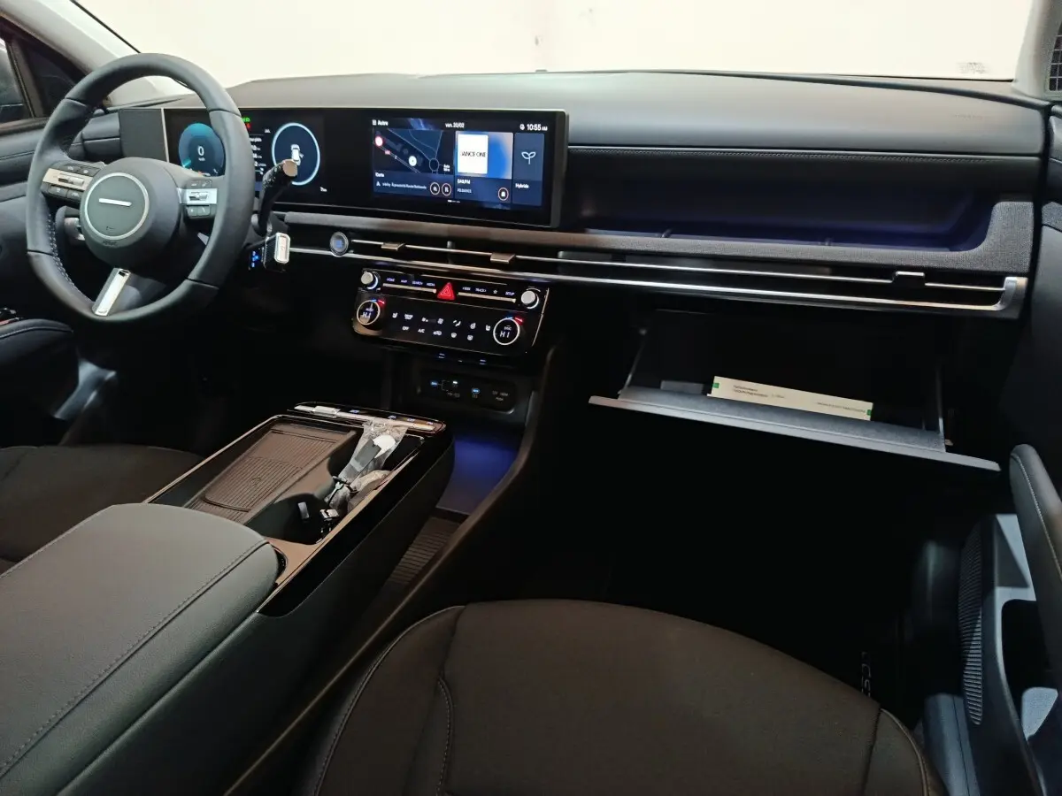 Vue intérieure côté passager du tableau de bord et console centrale du Hyundai Tucson 1.6 Hybrid 239 Creative 2025.