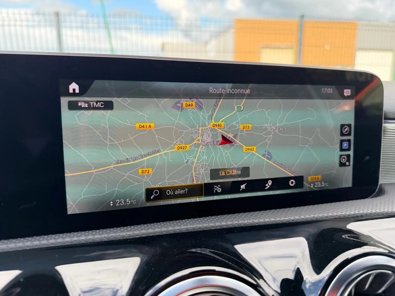 Écran de navigation GPS affichant une carte détaillée dans le tableau de bord d’une Mercedes Classe A blanche, version 220D AMG Line.