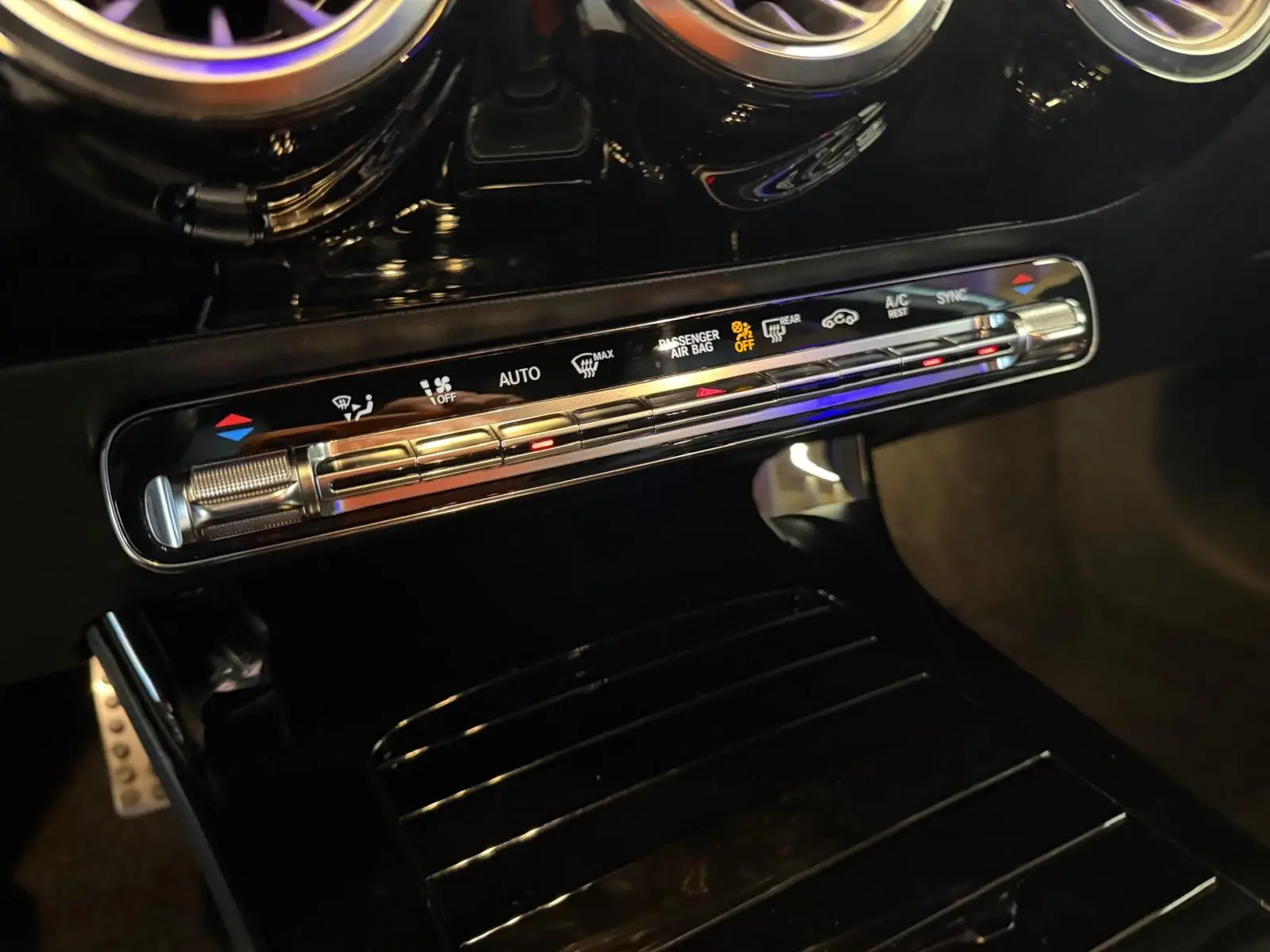Gros plan sur la commande de climatisation digitale chromée du Mercedes Classe A 220D AMG Line 2019, intérieur noir.