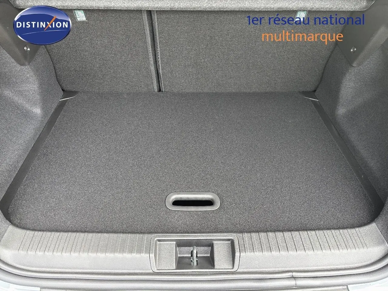 Coffre ouvert du Renault Captur II gris Rafale métal avec intérieur noir, montrant le plancher plat et le seuil de chargement.