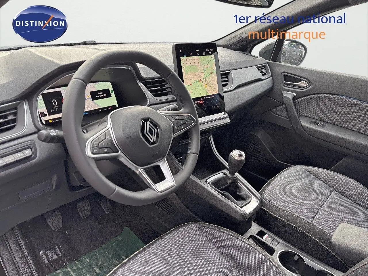 Vue intérieure côté conducteur du Renault Captur II 1.6 E-Tech hybride 2025, tableau de bord et console centrale avec écran tactile.