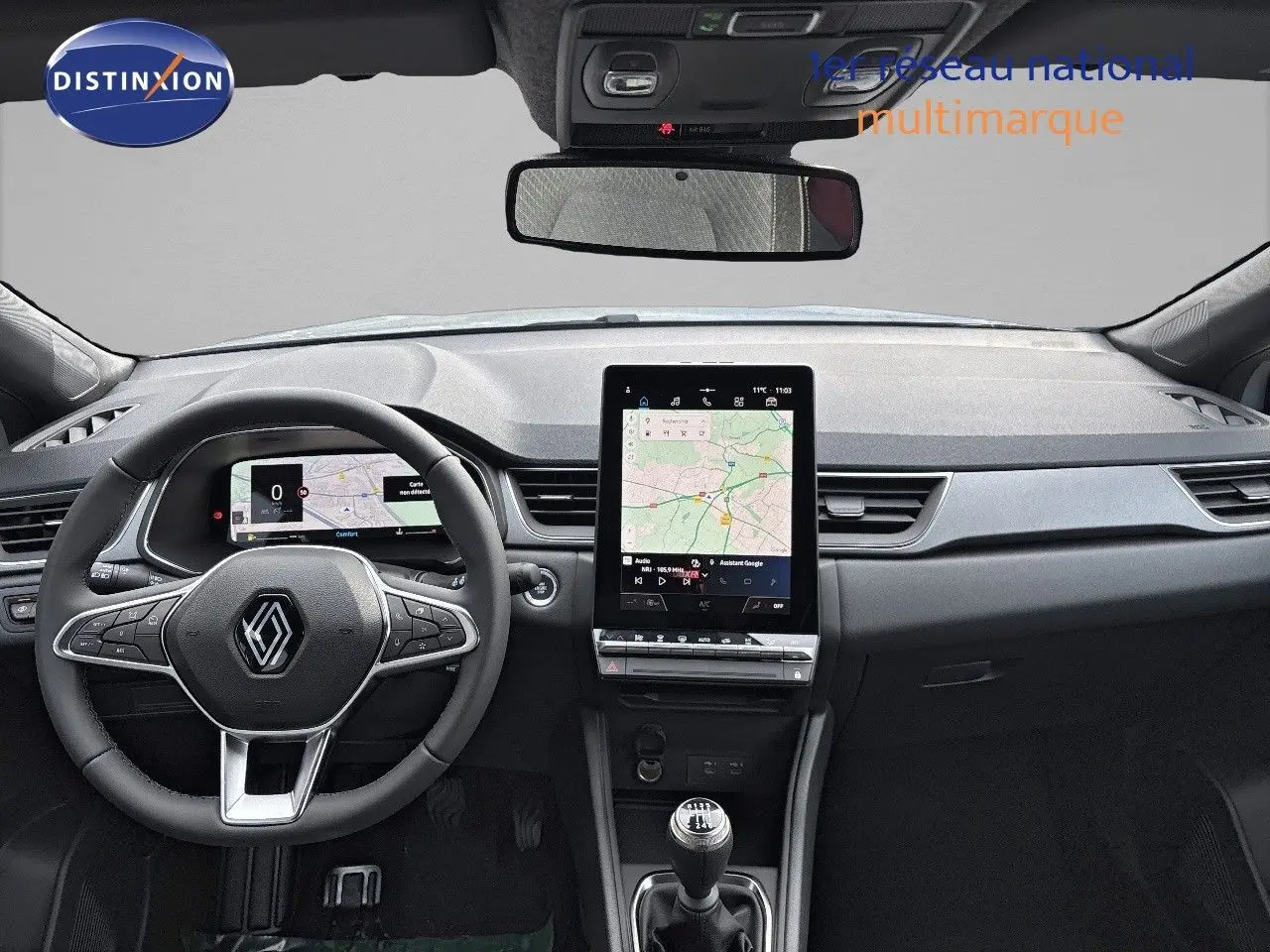 Vue intérieure frontale du tableau de bord du Renault Captur II 1.6 E-TECH hybride avec écran tactile vertical et volant multifonction.