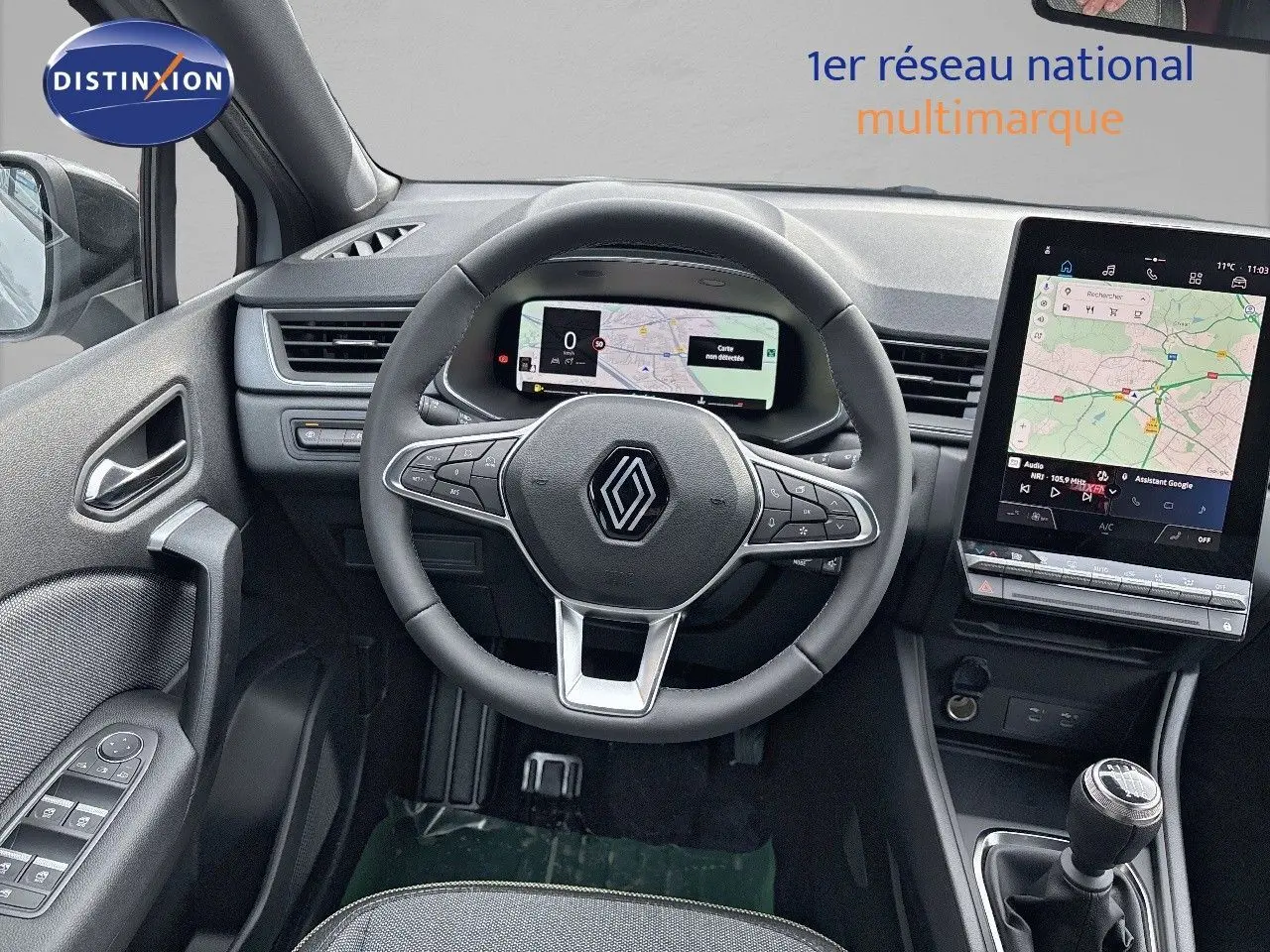 Vue intérieure frontale du tableau de bord du Renault Captur II 1.6 E-TECH hybride 2025 avec volant cuir et écran tactile vertical.