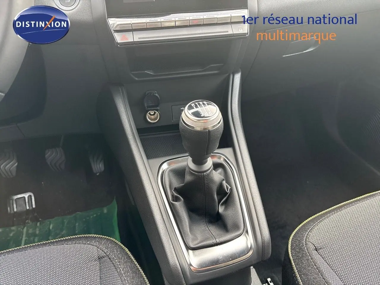 Le levier de vitesse manuel en gros plan au centre de la console d’une Renault Captur II gris rafale métal avec toit noir.