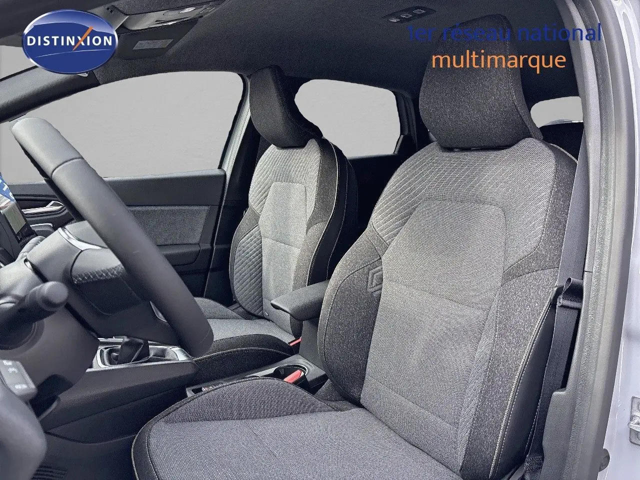 Vue intérieure côté gauche montrant les sièges avant en tissu gris du Renault Captur II 1.6 E-Tech Hybride 2025.