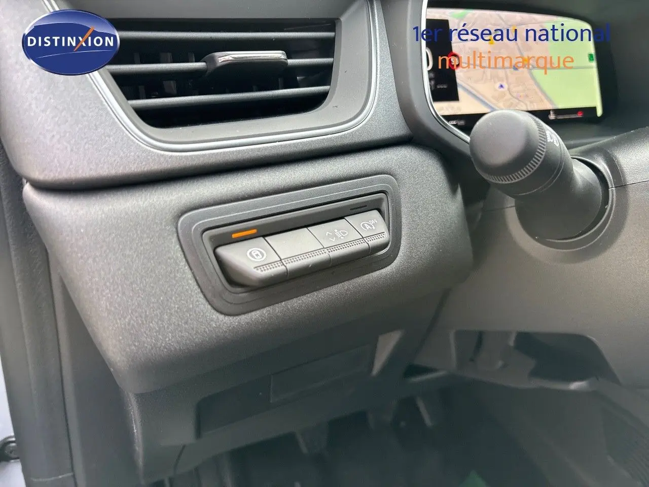 Détail du tableau de bord côté gauche du Renault Captur II gris Rafale, montrant les commandes d'assistance et la ventilation.
