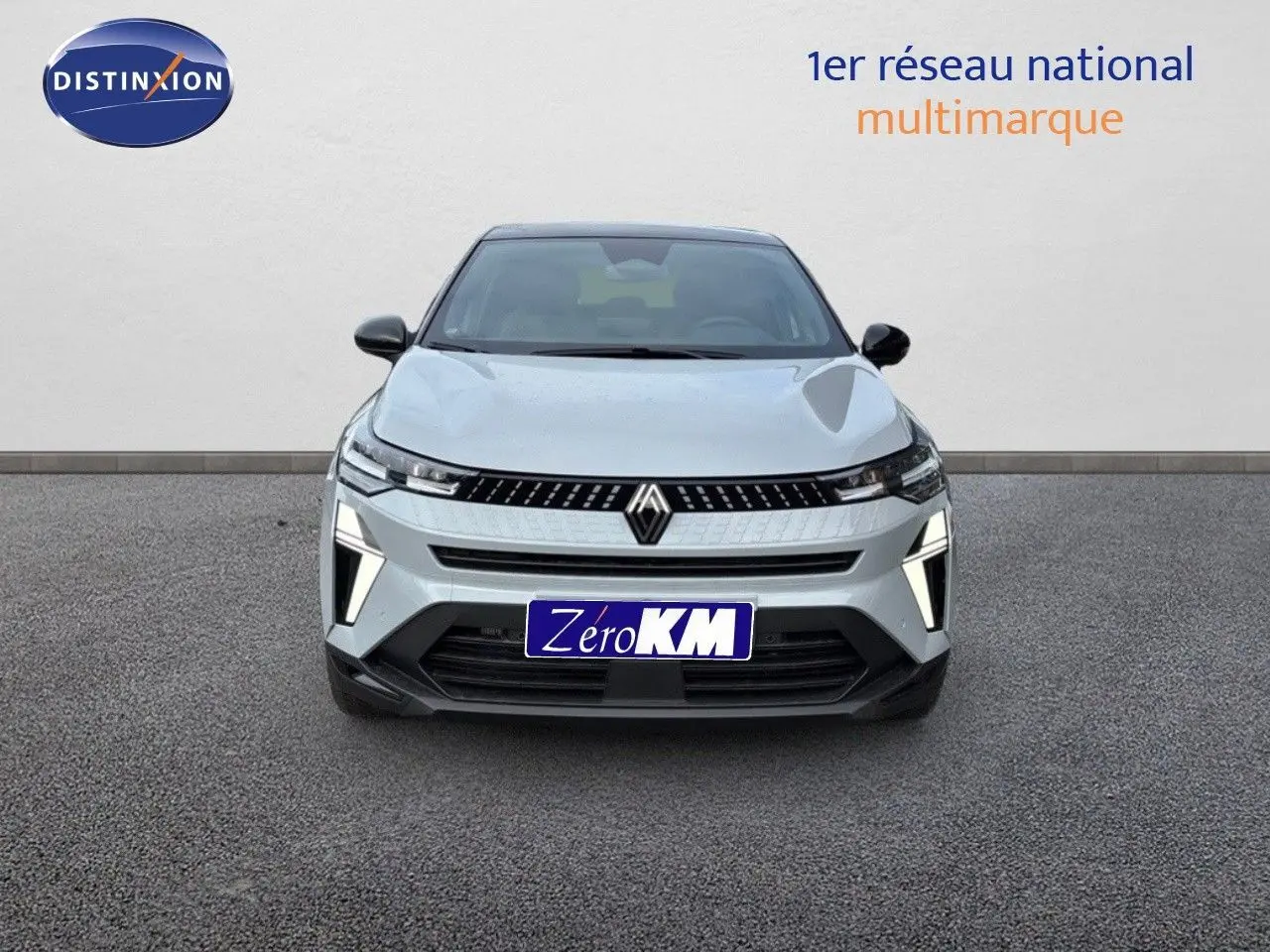 Vue frontale du Renault Captur II gris Rafale métal avec toit noir, mettant en valeur ses feux LED distinctifs allumés.