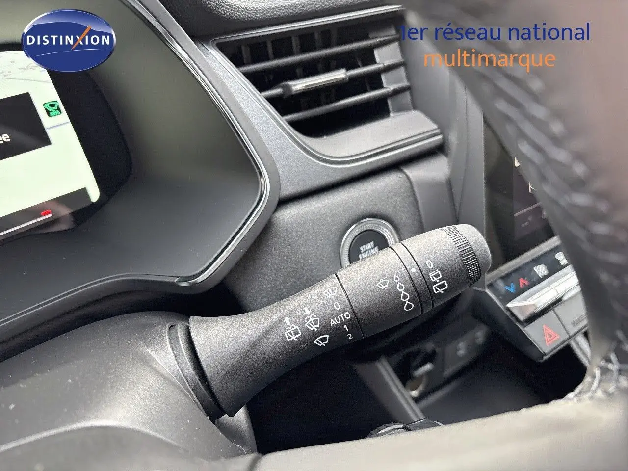 Gros plan sur la commande d'essuie-glace du Renault Captur II gris Rafale métal avec intérieur noir, tableau de bord et bouton Start visible.