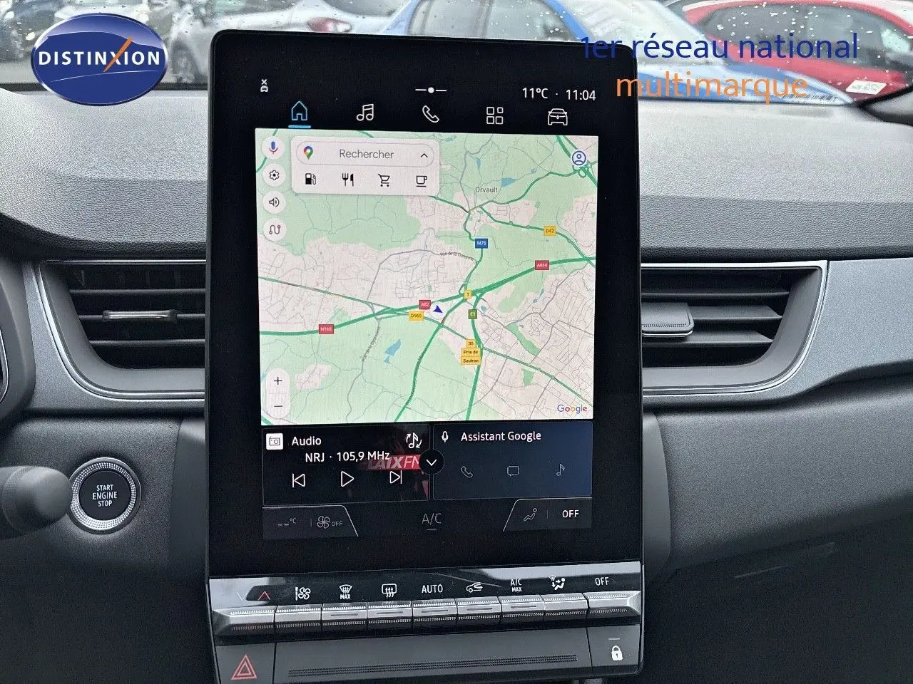 Vue intérieure centrée sur l’écran tactile vertical du tableau de bord du Renault Captur gris Rafale 2025 avec toit noir.