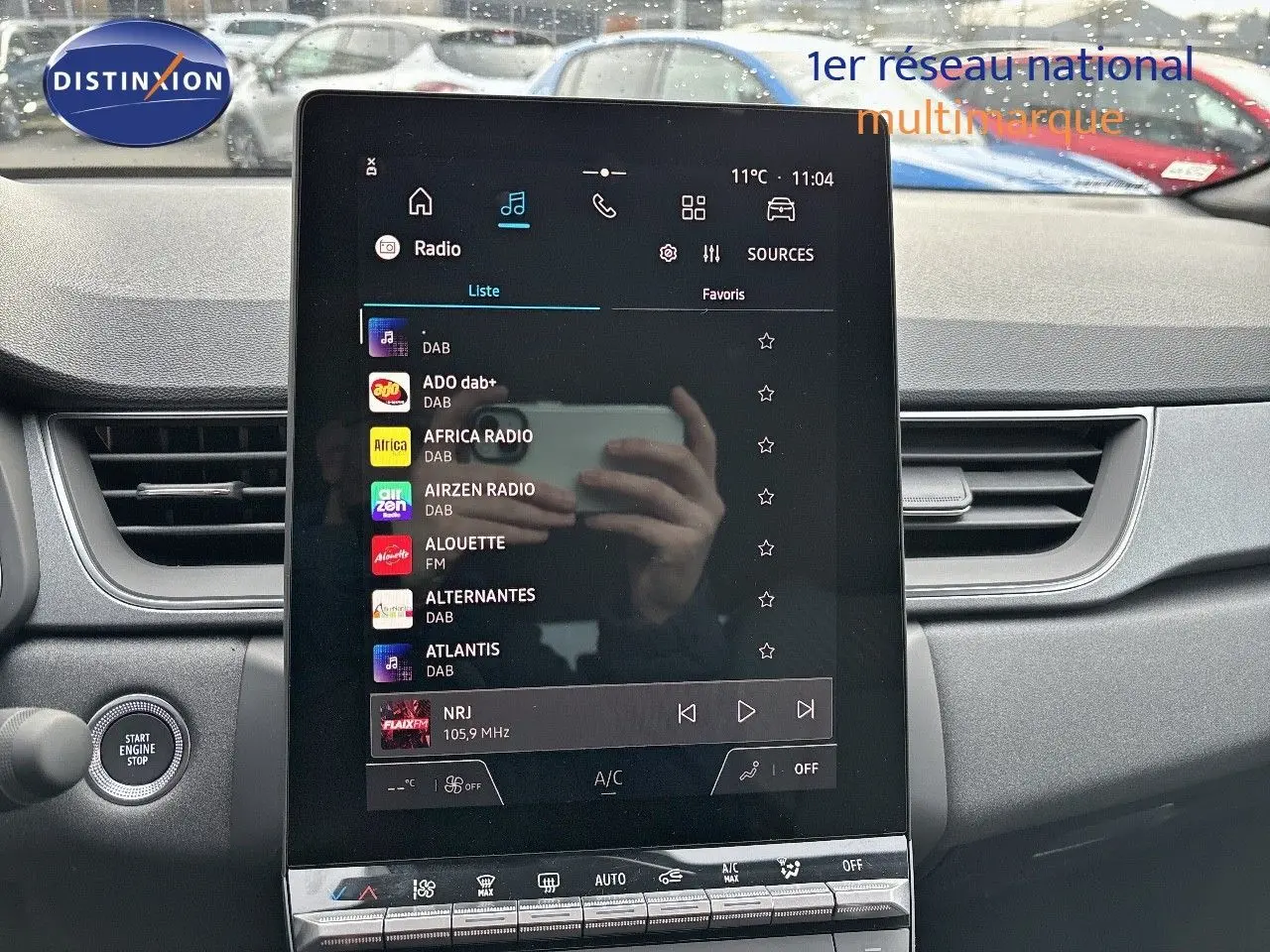 Intérieur du Renault Captur II 1.6 E-Tech hybride 2025, vue sur l’écran central tactile avec radio numérique affichée.